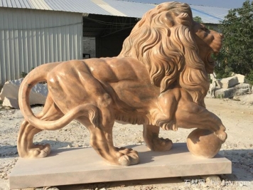 晚霞红石雕狮子在文化中的重要性